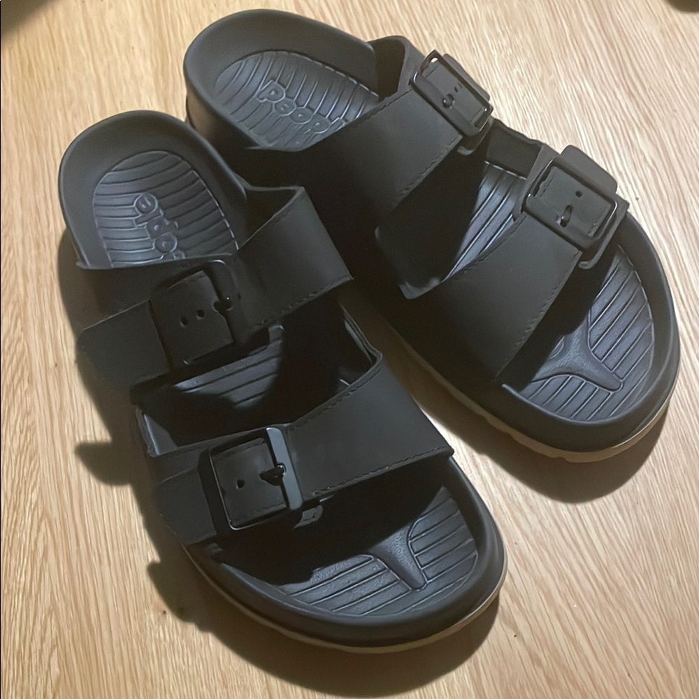 People Black sandals size 10